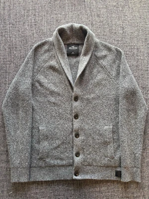 Hollister kofta ~ vintage  - Sjukt eftertraktad Hollister kofta i M – grå vintage modell 🌿  Fint skick, sällsynt modell och svår att få tag på idag. Klassisk Hollister design. Passar perfekt nu till våren/sommaren ☀️📦✌️