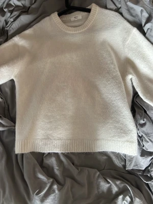 Stickad tröja  - Stickad tröja från Gina Tricot. Helt oanvänd, därav priset. 
