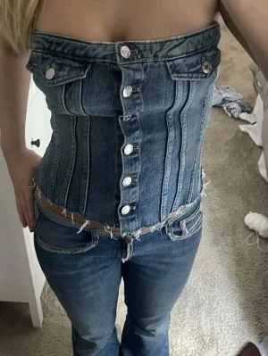 Tubtopp jeans - Super snygg tubtopp i jeans material från Zara i storlek S, använd endast cirka 1 gång, helt i nyskick utan tecken på användning 🫶