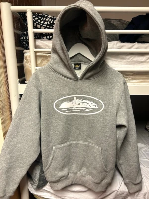 Corteiz hoodie - Säljer min Corteiz hoodie eftersom den var allt för Stor för mig. Passar er som har M-L i storlek eller ifall ni gillar när den sitter lite pösigare på kroppen. Har haft den i bara 2 veckor och aldrig använt den utomhus och den är i princip ny