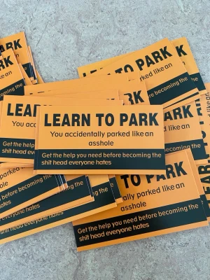 50st Roliga parkeringslappar orange svart - 50st skämtsamma parkeringslappar i orange och svart med texten 'LEARN TO PARK' och ett humoristiskt budskap. Perfekt för att lämna på bilar som parkerat dåligt. Tillverkade i papper eller kartong.