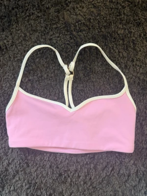Rosa sport-bh från Bo&Tee - Säljer en ljusrosa sport-bh från Bo&Tee. Superskön, köpte en för liten storlek därav säljer jag! 