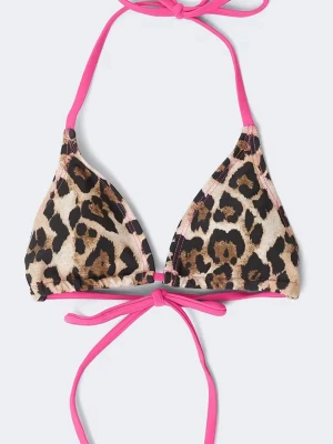 Leopardmönstrad bikiniöverdel rosa band - Trendig trekantsbikini med leopardmönster och starkt rosa knytband. Perfekt för dig som vill sticka ut på stranden. Justerbara band i nacken och ryggen för bästa passform. Materialet känns mjukt och följsamt.