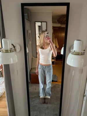 Ljusblå raka jeans med låg midja - Säljer ett par fina ljusblå jeans med rak passform och låg midja❤️