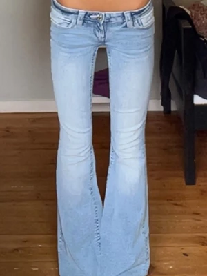 Lowwaist bootcut jeans - Skit snygga jeans från Gina tricot som är helt slutsålda!! Storlek S 14+ men passar mig mer som har XS