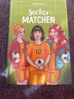 Bok, ”Sockermatchen” av Winnie Mack - ”Sockermatchen” är en bok av Winnie Mack som handlar om Sam/Samantha, Emily och deras andra vänner och familj. Det är en inbunden bok av förlaget Girl:it❤️