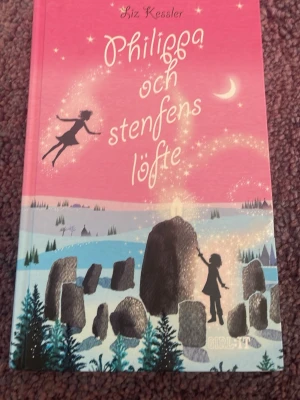 Bok, ”Philippa och stenfens löfte” av Liz Kessler - ”Philippa och stenfens löfte” är en bok av Liz Kessler som handlar om Philippa, Robyn och Daisy. Det är en inbunden bok av förlaget Girl:it💓