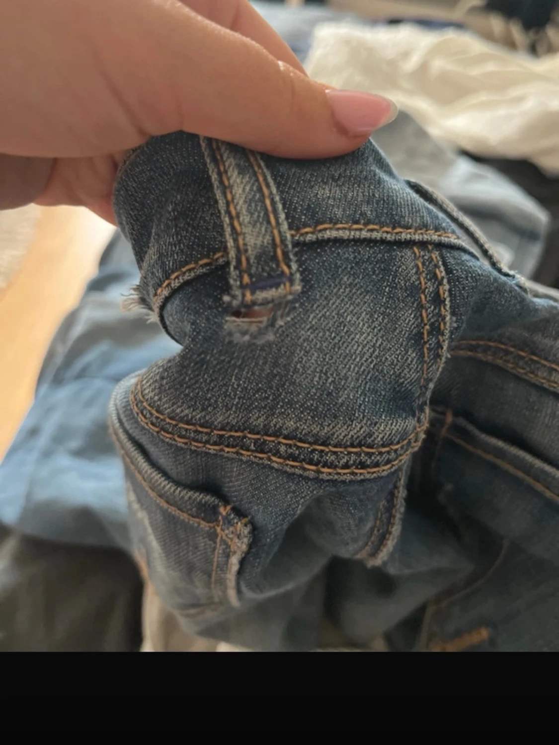 Blå bootcut jeans med slitning - 5