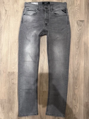 Replay Grover Jeans Grå W30/L32 - Straight Fit - Replay Grover grå jeans med straight fit passform som sitter rakare och bekvämt med normal midja och funkar till allt, storlek W30/L32, midja 39 cm, ytterbenslängd 105 cm, benöppning 17 cm, modellen är 185cm & väger 65kg, i fint skick.