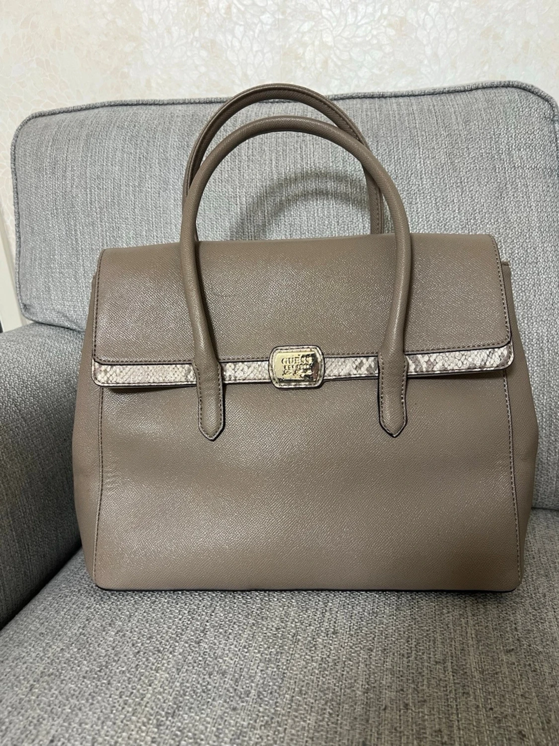 Beige handväska med ormmönster - 4