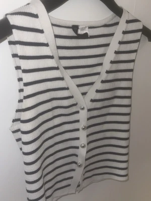 Randig ribbad väst från H&M - Snygg ribbad väst från H&M i vitt med svarta ränder