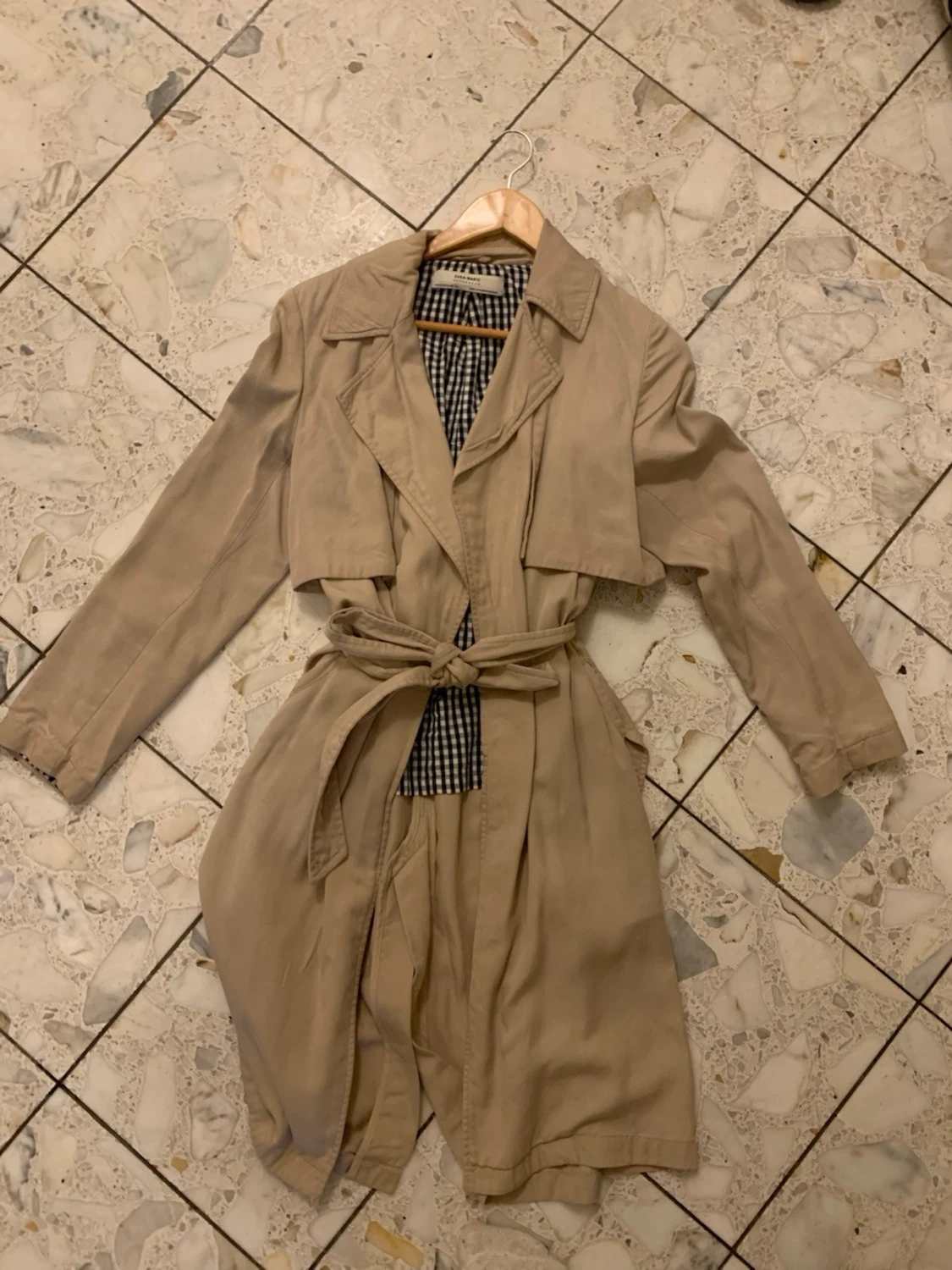 Beige trenchcoat med bälte från Zara  - 1