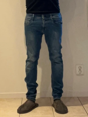 Replay Anbass - Ett par riktigt fina Anbass jeans ifrån Replay, de är nästan i nyskick och endast använda ett fåtal gånger, Jeansen är i storlek W30 och L32!  Modellen är 181cm och 70kg! Skriv om du har fler frågor, priset är inte hugget i sten och kan diskuteras!