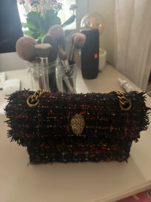 Svart tweedväska från Kurt Geiger - En knapp är sönder men med lite lätt fix för den som kan e den som ny.