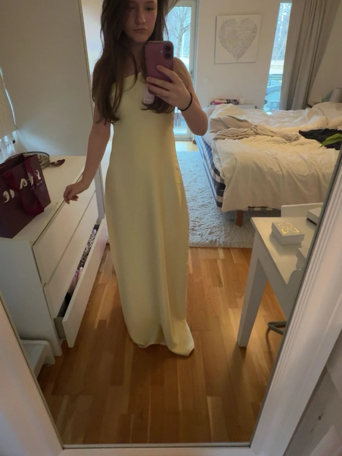 Ljusgul långklänning med öppen rygg - 1