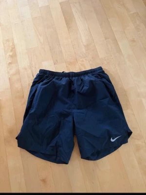 Svarta Nike träningsshorts - Säljer ett par svarta träningsshorts från Nike. Storlek S. Nyskick 