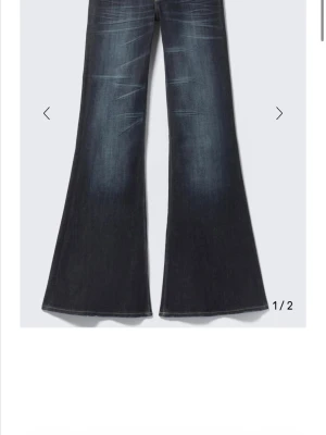 Mörkblå bootcut jeans weekday - Snygga bootcut lågmidjade jenas från weekday🩷 färg star blue