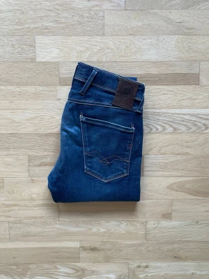 Replay anbass - Replay Anbass | Skick 9,5 | Nypris 1200kr mitt pris endast 449kr! | Mått: Midja - 40cm Längd - 101cm | Priset är ej hugget i sten! 🪨 | Hör av dig vid minsta fråga eller fundering!📩