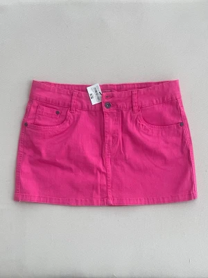 Rosa jeanskjol - Super snygg lågmidjad neon rosa kort jeanskjol med prislapp kvar 💗 Relativt stretchig.  Midjemått: 36cm Längd: 30cm Storlek: XS Märke: Terranova 