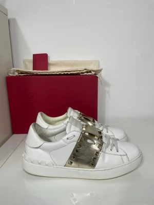Valentino Rockstud  - Säljer nu dessa Valentino Rockstud Skor med ett nypris på 7 700 kr!, skriv för fler bilder/frågor🙌🏼 
