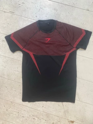Svart/Röd Gymshark Onyx 5.0 - Helt ny träningströja från Gymshark i storlek S. Rep.