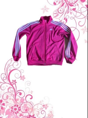 Adidas zip up - Säljer en rosa Adidas zip up jacka/hoodie. Tunt och skönt material har aldrig använt den typ. 