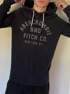 Abercrombie and fitch hoodie herr - Snygg hoodie i bra skick, storlek S, skriv vid fler frågor och funderingar