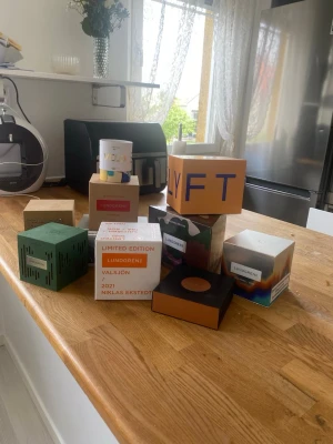 Samling snusdosor i designförpackningar - Jag säljer nu min unika och limiterade snus samling som har tagit mig 6 år att få ihop då jag inte har någon plats för det   Obs alla dosor är tomma och skriv till mig på Instagram för mer information och bilder då jag inte kunde lägga upp allt här på Instagram heter jag simonhallberg1 