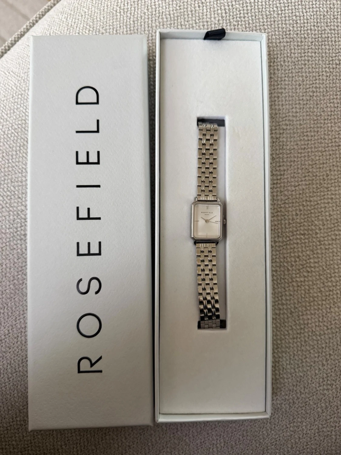 Silverfärgad klocka från Rosefield