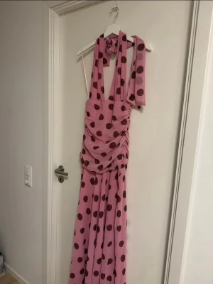 Slutsåld populär Zara klänning  - Säljer denna jätte fina slutasålda Zara klänningen. Endast använd en gång!! 