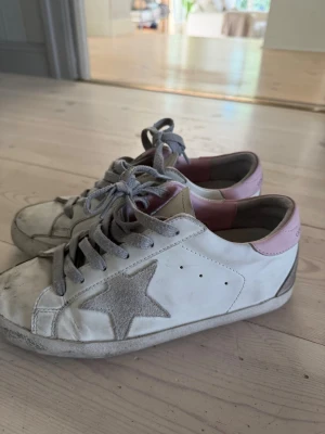 Golden goose sneakers  - säljer mina älskade golden goose då jag inte får användning för dom, dom har lite slitage på undersulan ( syns på bild) därav priset. köpt för 5000kr  dustbag och box medkommer   storlek 38
