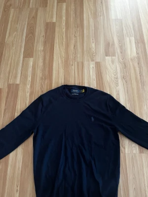 Stickad Ralph lauren tröja - Stickad tröja från Ralph lauren, skick 9/10 (inga konstigheter) storlek S (pris kan diskuteras vid snabb affär) sjukt bra passform 