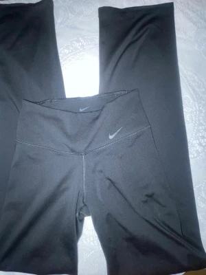 Svarta träningsleggings från Nike yoga - Formar rumpan perfekt. Low waisted