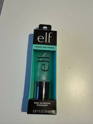e.l.f. Power Grip Primer 24 ml - Power Grip Primer från e.l.f. i en genomskinlig tub med svart lock och turkos förpackning. Primern är gelbaserad och transparent, perfekt för att få sminket att sitta hela dagen. Innehåller 24 ml och är enkel att applicera med pump.