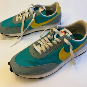Nike Daybreak Sp, sneakers, retro/vintage-stil - Säljer ett par snygga och knappt använda Nike Daybreak SP sneakers i Färg: Green Speed Neptune. Storlek: 42, Us 8,5. Material: Nylon med Mocka-detaljer som ger skon en vintage / retro look.   Skorna är i mycket bra skick. Färgen säljs inte längre. Perfekta svala skor till sommaren. Unisex.  Jag skickar snabbt, senast nästa dag. Skriv gärna om du undrar något eller önskar fler bilder.   Med vänliga hälsningar Mimmi
