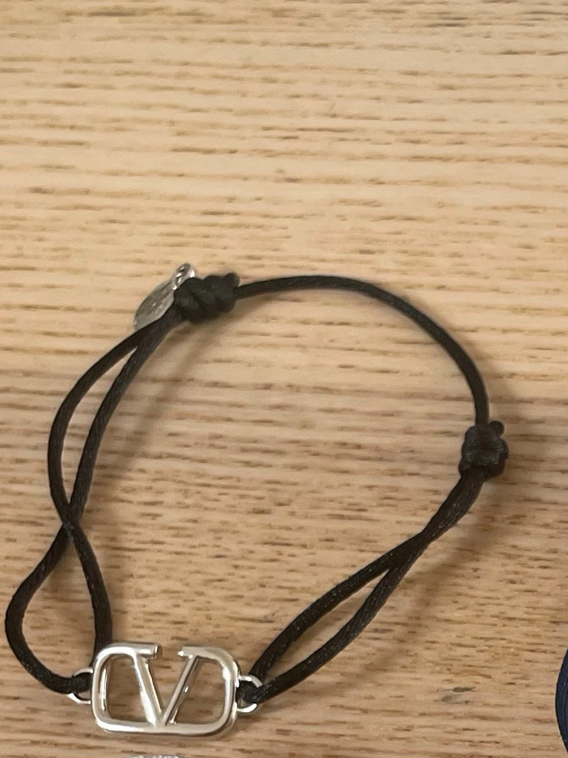 Svart v armband 