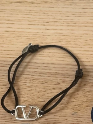Svart v armband  - Svart v armband 