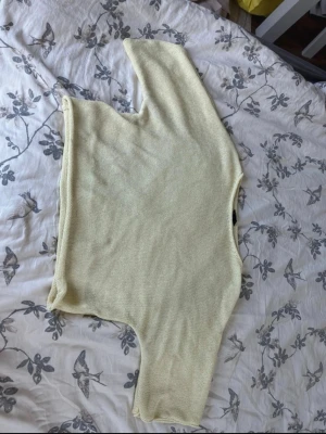 Gul Sommar tröja  - Säljer en gul trekvartsarmad tröja. Jag vet inte riktigt hur jag ska beskriva materialet än stickat och luftigt. Den är i bra kvalitet och perfekt till sommaren 