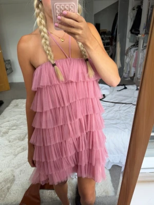 Rosa ruffle klänning från Zara - Rosa ruffle klänning från Zara i storlek M. Jag behöver storlek S så den är för stor för mig. Den är i bra skick men inte perfekt 