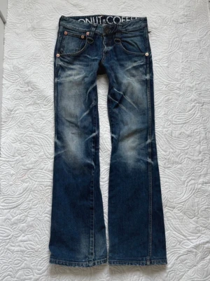 vintage bootcut jeans från Donut & Coffee - midja: 76cm i omkrets, innerben: 78cm i omkrets, ytterben: ca 101.