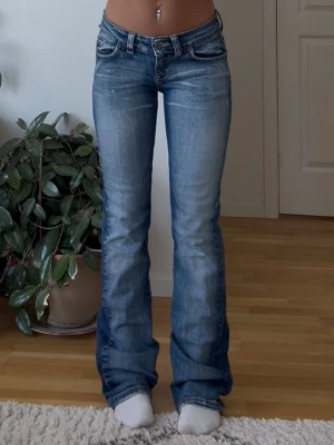 Lågmidjade jeans  - Lågmidjade jeans från only. Säljer då dom är för långa. 💕Midjemåttet rakt över är 35cm och innerbenslängden är 81cm. 