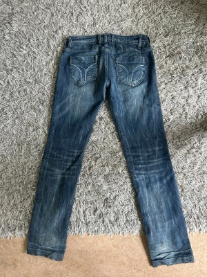 Lågmidjade raka jeans - Säljer då de är för stora. Midja: 37cm rakt över Innerbenslängd: 78cm Gren: 17cm Har inga bilder på då de är för stora. Jeansen är även insydda i midjan men det kan enkelt sprättas upp  Strl 38 står det i dom. Har ni några frågor svarar jag gärna på dom. 💓😁