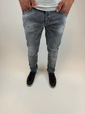 Dondup Jeans  - Dondup Jeans! Trendigaste jeansen på marknaden.  Ny pris= 4000 kr Säljs för= 1199 kr (Modellen har original slitningar från fabrik vilket är väldigt eftertraktat och populärt)
