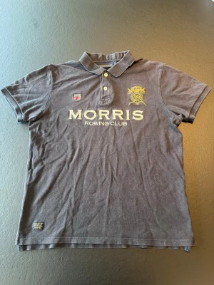 Morris piké  -  En riktigt fin piké ifrån Morris! Den är i toppenkvalité och knappt använd! Den har Morris broderat under kragen vilket ger det en flashig look! Den är i storlek L men sitter som en S eller M!  Skriv om du har fler frågor eller om du är i behov av fler bilder, priset är inte hugget i sten och kan diskuteras!
