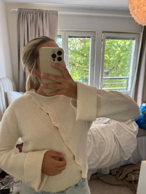stickad tröja - snygg stickad asymmetrisk tröja från gina tricot i barnstorlek 158/164 vilket motsvarar en S ungefär? fint skick💓