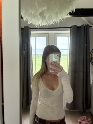 Långärmad beige topp  - Tight långärmad tröja med ribbat tyg. Jätteskönt material och passar till många tillfällen. Jag har inte använt den så mycket och köpte den på mango för några år sedan 