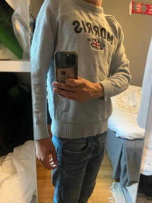 Grå stickad tröja från Morris - Snygg grå stickad tröja från Morris säljes då jag inte aldrig använder den. Hör av er med frågor och funderingar. Modellen är 179