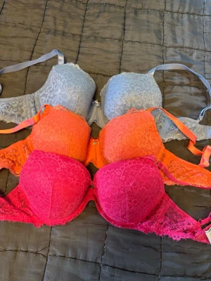 BH - Säljer 3 BH:ar som är använda en gång. Den i korall och en blå är från hunkemöller och i storlek 75E och den rosa från HM i storlek 80D, går att köpa separat det är bara att skriva!!!! 70kr styck! 