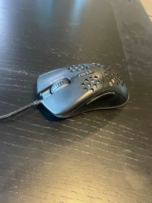 Deltaco gaming mus - Säljer en svart Deltaco gaming mus DM210 med sladd. Musen har DPI-knapp. Perfekt för gaming eller arbete vid datorn.