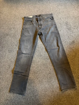 Gråa slim fit jeans från Replay - Snygga gråa slim fit jeans från Replay med klassisk femficksmodell och diskreta sömmar på bakfickorna. Jeansen har normal midja, dragkedjegylf och är tillverkade i mjukt denimtyg med lite stretch för extra komfort.